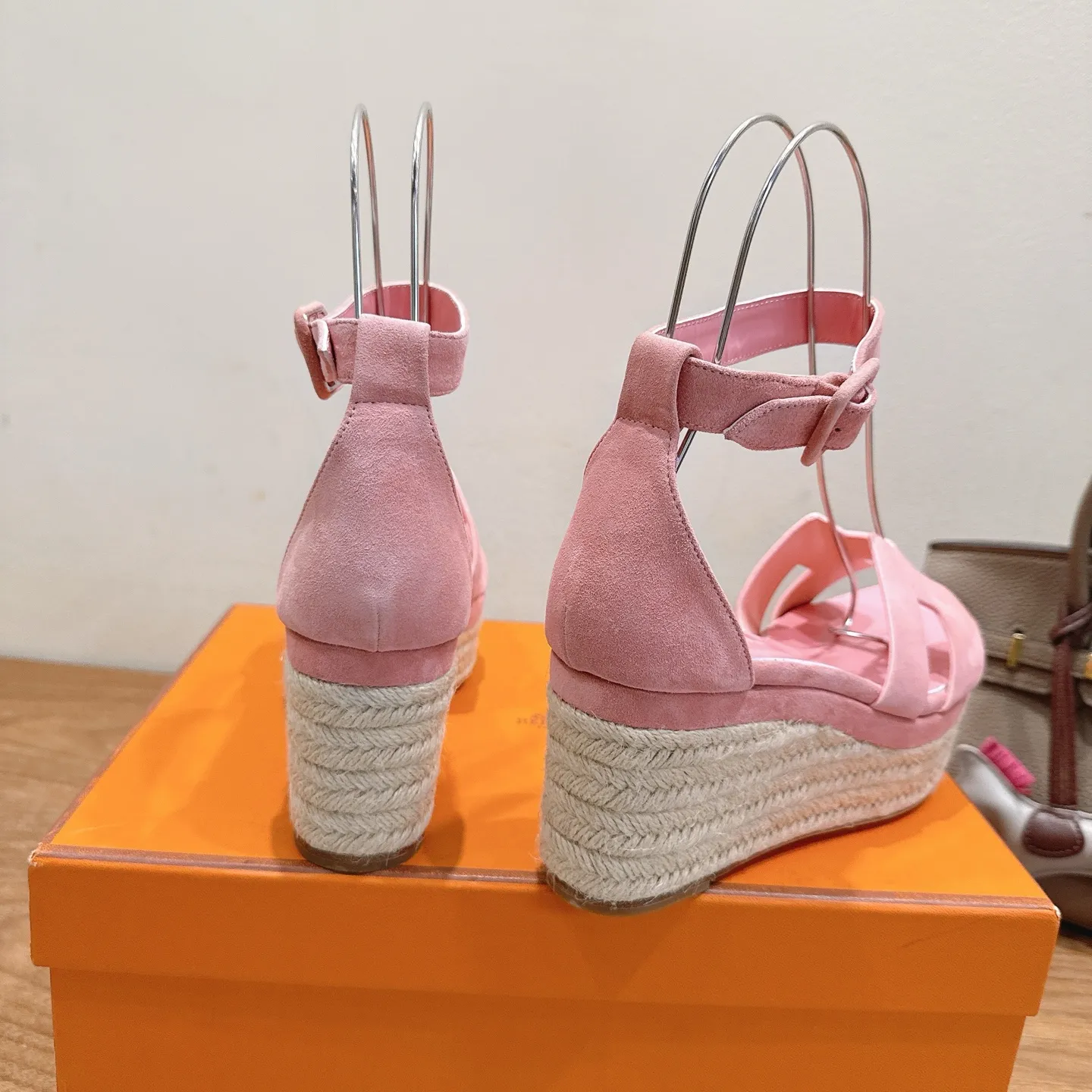 👟👟Ex-factory price 720👟👟 Hermes... a Eclair 2025 new color + popular series, the version is super positive, with a certain thickness, which makes the legs longer! Breathable, comfortable calfskin, spring and summer color matching, this item is both beautiful and comfortable! Channel supply code size: 35-39 can be ordered as 40.41 with airplane box ➕20
